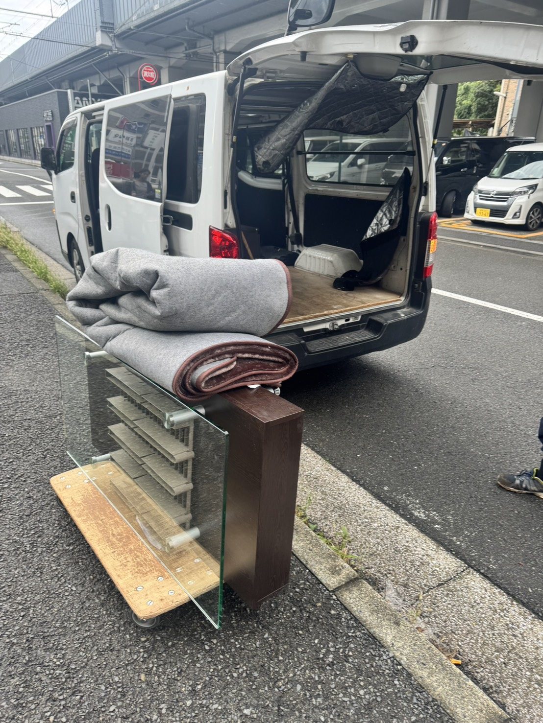 横浜市港北区で回収したガラス天板テーブルと毛布・ラグ類