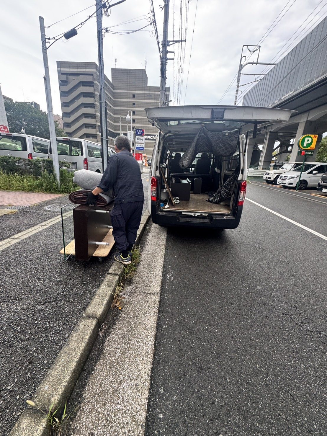 スタッフが家具をバンへ積み込んでいる作業風景